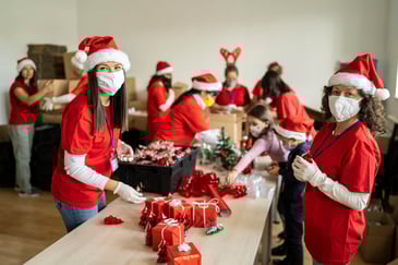 7 ways to give back during the holiday season
