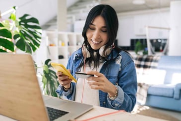 woman-using-her-platinum-mastercard-to-make-a-purchase-online