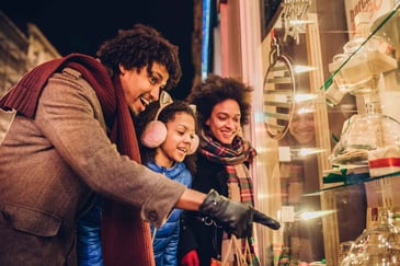 Family window shopping for the holidays