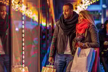 couple-window-shopping-during-the-holidays