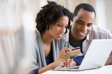 couple-using-their-cash-reward-mastercard-to-make-a-purchase